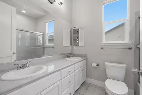 Bath - 253 Manhattan St, Manteca, CA 95337 photo 1 of 7