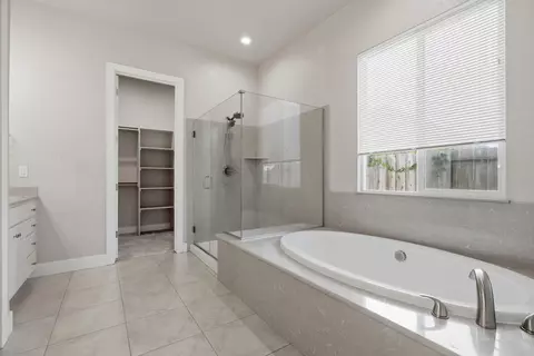 Bath - 253 Manhattan St, Manteca, CA 95337 photo 6 of 7