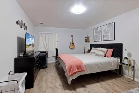 Bedroom - 7613 E Harney Ln, Lodi, CA 95240 photo 4 of 6