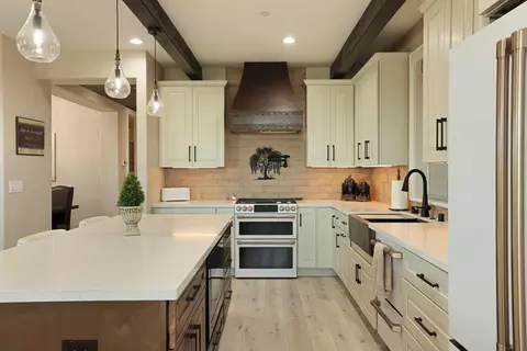 Kitchen - 7613 E Harney Ln, Lodi, CA 95240 photo 4 of 11