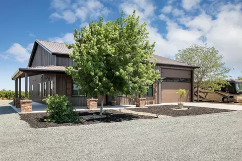 Exterior - 7613 E Harney Ln, Lodi, CA 95240 photo 5 of 21