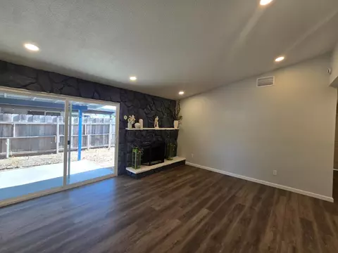 Living - 1500 Kirkland Ct, Modesto, CA 95356 photo 10 of 12