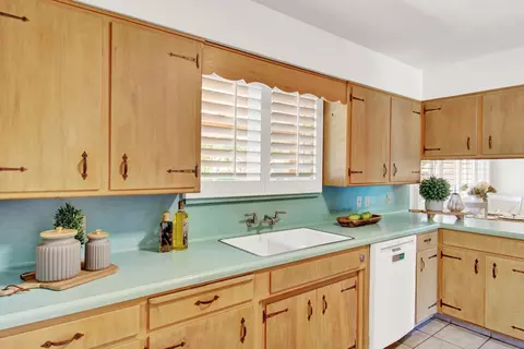 Kitchen - 205 Robin Hood Dr, Modesto, CA 95350 photo 8 of 10