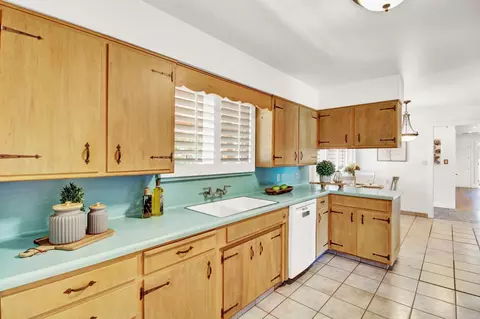 Kitchen - 205 Robin Hood Dr, Modesto, CA 95350 photo 7 of 10