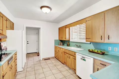 Kitchen - 205 Robin Hood Dr, Modesto, CA 95350 photo 4 of 10