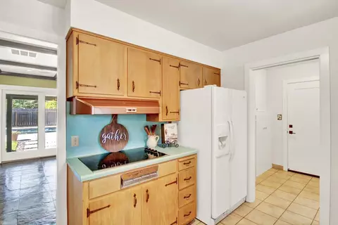 Kitchen - 205 Robin Hood Dr, Modesto, CA 95350 photo 6 of 10