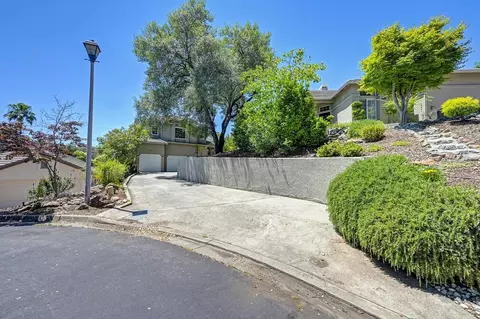 1050 Fox Run Ct, Auburn, CA 95602