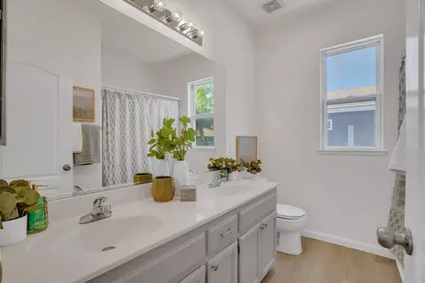 Bath - 5008 Stonedale Dr, Salida, CA 95368 photo 2 of 4