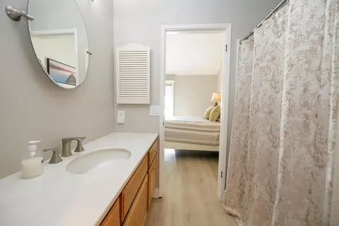 Bath - 270 W Rumble Rd #C, Modesto, CA 95350 photo 2 of 3