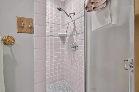 Bath - 1360 East St, Tracy, CA 95376 photo 4 of 5