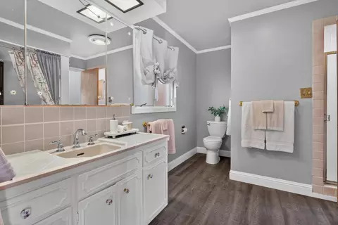Bath - 1360 East St, Tracy, CA 95376 photo 2 of 5
