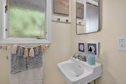 Bath - 1360 East St, Tracy, CA 95376 photo 1 of 5