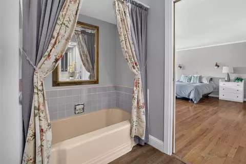 Bath - 1360 East St, Tracy, CA 95376 photo 3 of 5