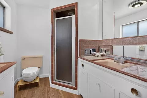 Bath - 1360 East St, Tracy, CA 95376 photo 5 of 5