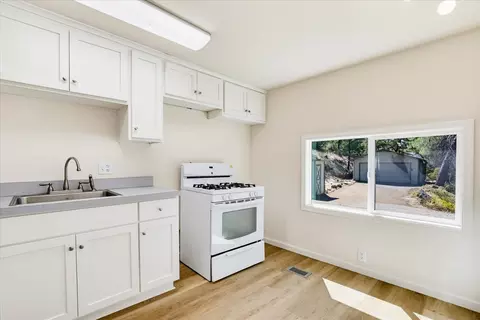 Kitchen - 18368 Harmony Pl, Grass Valley, CA 95949 photo 7 of 8
