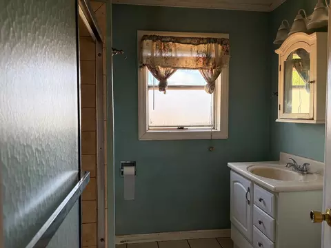 Bath - 2555 E Miner Ave, Stockton, CA 95205 photo 2 of 3