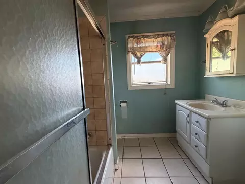 Bath - 2555 E Miner Ave, Stockton, CA 95205 photo 1 of 3
