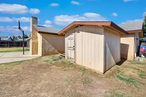 Exterior - 620 N Granada Dr, Madera, CA 93637 photo 6 of 7