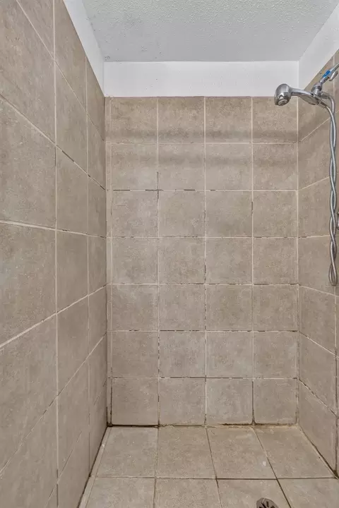 Bath - 620 N Granada Dr, Madera, CA 93637 photo 7 of 8