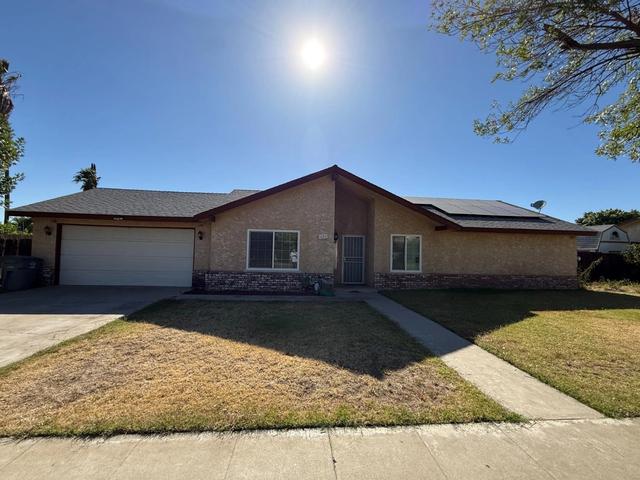 620 N Granada Dr, Madera, CA 93637