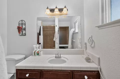 Bath - 620 N Granada Dr, Madera, CA 93637 photo 5 of 8