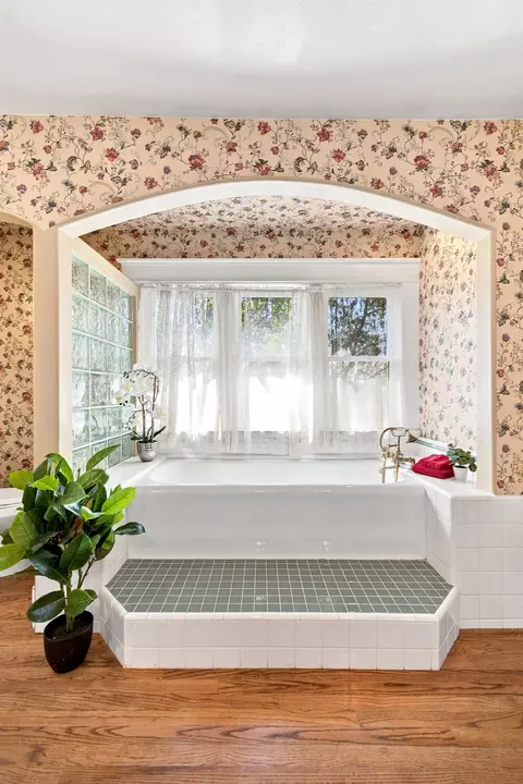 Bath - 18925 Applegate Rd, Applegate, CA 95703 photo 2 of 9
