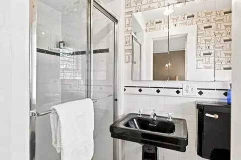 Bath - 18925 Applegate Rd, Applegate, CA 95703 photo 4 of 9