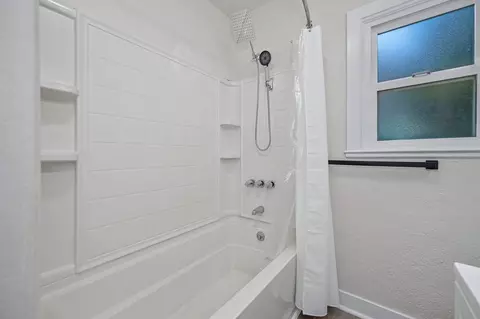 Bath - 700 N Murdock Ave, Willows, CA 95988 photo 3 of 3