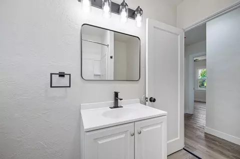 Bath - 700 N Murdock Ave, Willows, CA 95988 photo 2 of 3