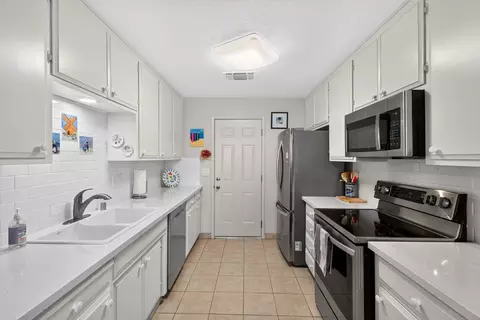 Kitchen - 613 Edgebrook Ct, Modesto, CA 95354 photo 2 of 3