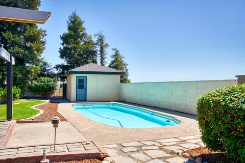Exterior - 231 S Austin Rd, Manteca, CA 95336 photo 9 of 11