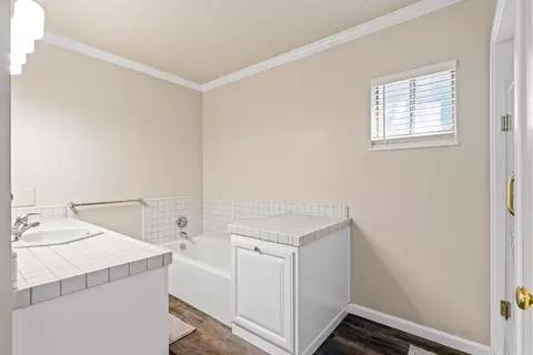 Bath - 231 S Austin Rd, Manteca, CA 95336 photo 2 of 4