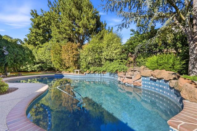 8804 Bradbury Ct, Elk Grove, CA 95624
