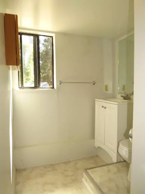 Bath - 19245 Geisendorfer Rd, Applegate, CA 95703 photo 5 of 6