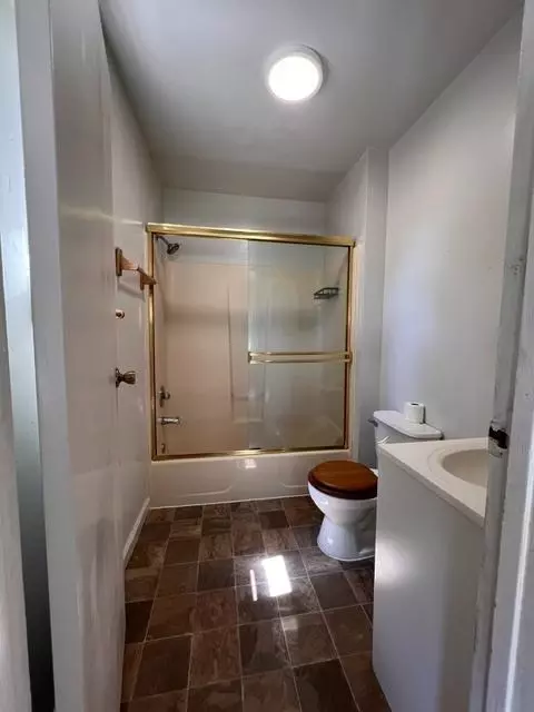 Bath - 19245 Geisendorfer Rd, Applegate, CA 95703 photo 6 of 6