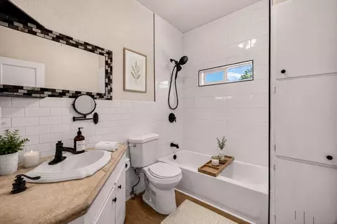 Bath - 1149 Laurel St, Gridley, CA 95948 photo 1 of 3