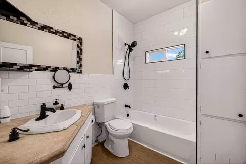 Bath - 1149 Laurel St, Gridley, CA 95948 photo 2 of 3