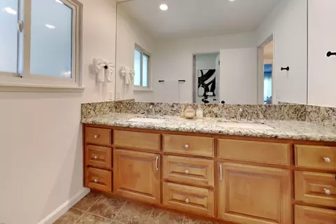 Bath - 909 Newcastle Ct, Modesto, CA 95355 photo 7 of 11