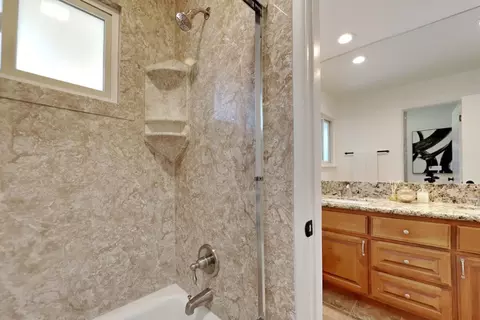 Bath - 909 Newcastle Ct, Modesto, CA 95355 photo 5 of 11
