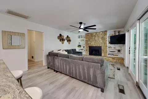 Living - 909 Newcastle Ct, Modesto, CA 95355 photo 8 of 10