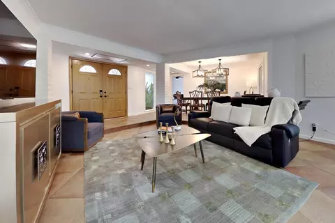 Living - 909 Newcastle Ct, Modesto, CA 95355 photo 1 of 10