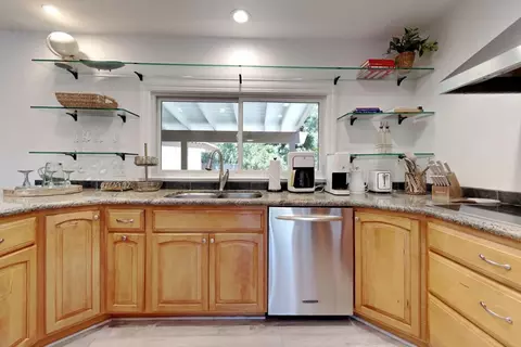 Kitchen - 909 Newcastle Ct, Modesto, CA 95355 photo 7 of 12