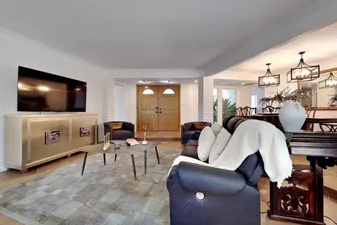 Living - 909 Newcastle Ct, Modesto, CA 95355 photo 3 of 10