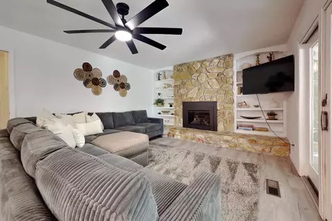 Living - 909 Newcastle Ct, Modesto, CA 95355 photo 9 of 10