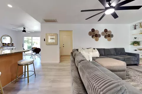 Living - 909 Newcastle Ct, Modesto, CA 95355 photo 7 of 10