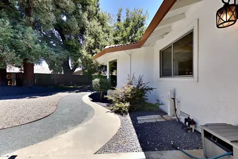 Exterior - 909 Newcastle Ct, Modesto, CA 95355 photo 11 of 33