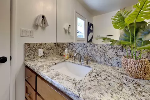 Bath - 909 Newcastle Ct, Modesto, CA 95355 photo 2 of 11