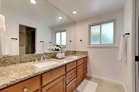 Bath - 909 Newcastle Ct, Modesto, CA 95355 photo 10 of 11