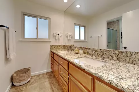 Bath - 909 Newcastle Ct, Modesto, CA 95355 photo 4 of 11
