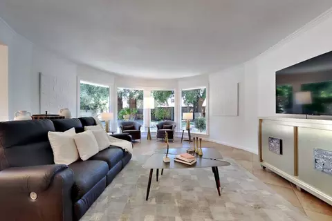 Living - 909 Newcastle Ct, Modesto, CA 95355 photo 2 of 10